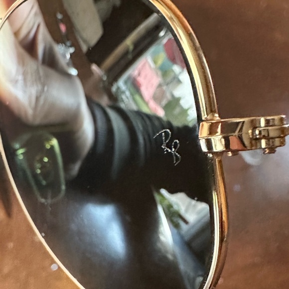 Ray-Ban Polarized aviators with gold frame and black lenses. - Picture 3 of 5